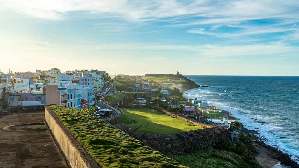 Costa del Viejo San Juan, con casas de colores frente al mar y las murallas de El Morro al fondo
